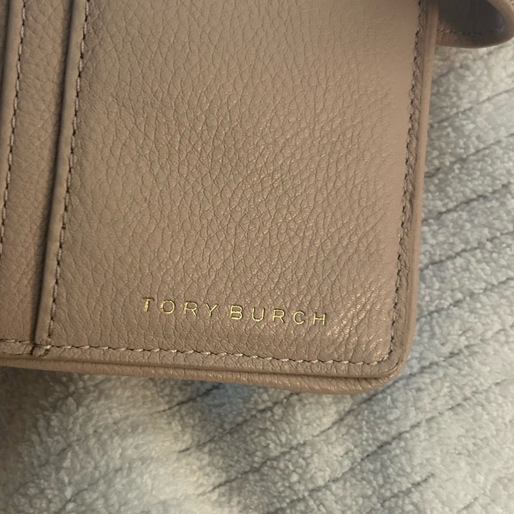 ••EUC Tory Burch Beige Smartphone Pebbled Leather Wallet Gold Tone Hardware - Picture 6 of 9